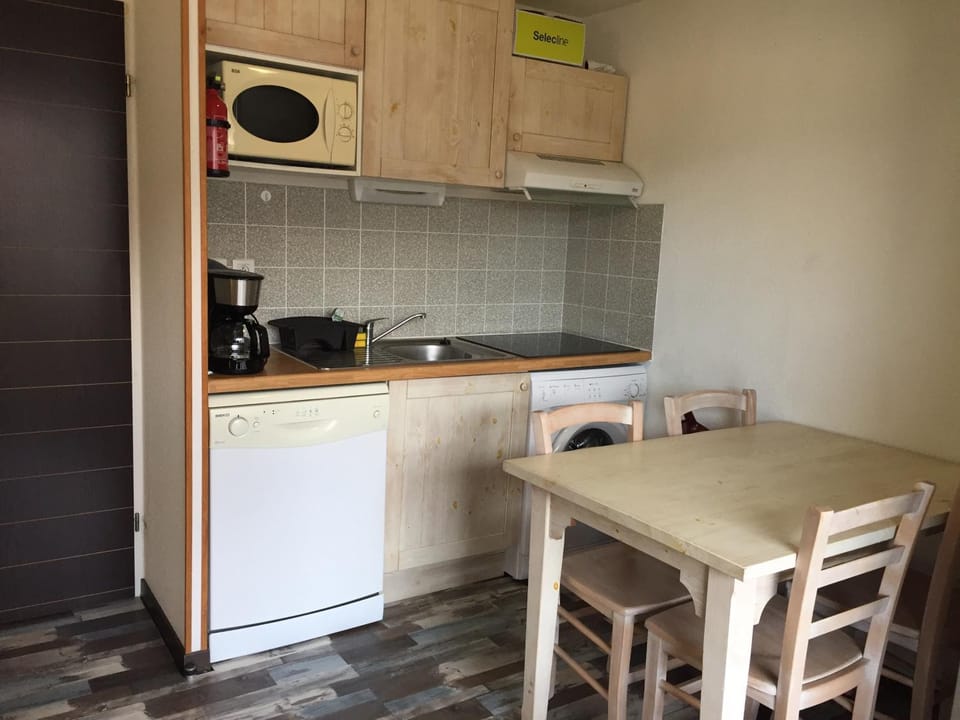 Dining area, dishwasher, toaster