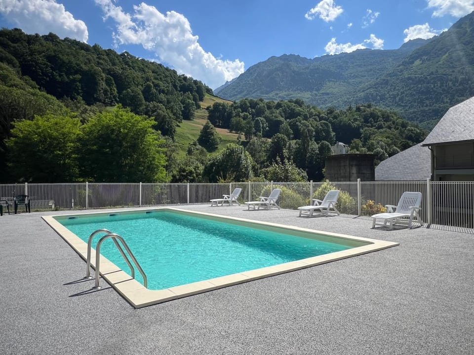 Swimming pool, sunbed