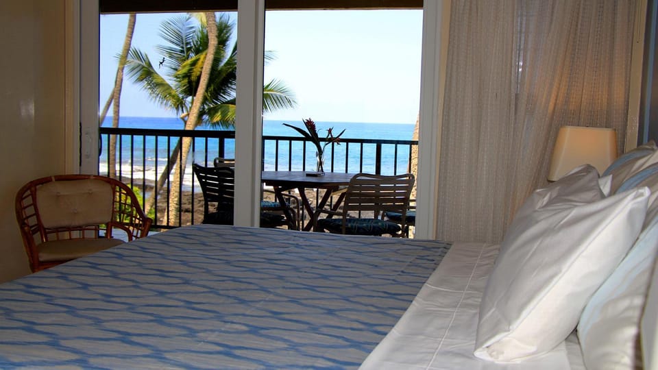 Oceanfront-Incredible Views, Surf Break & Romantic Sunsets at Bali Kai 223 House in Holualoa