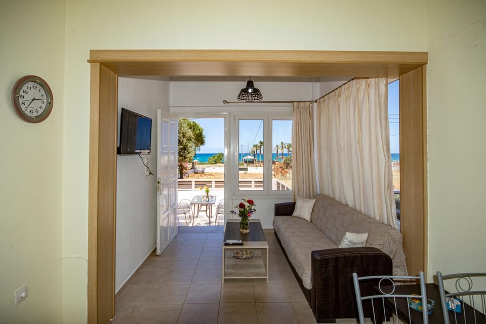 TV and multimedia, View (from property/room), Living room, Seating area, Dining area