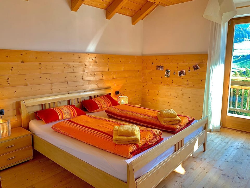 Bed, Photo of the whole room, Decorative detail, Mountain view, Family