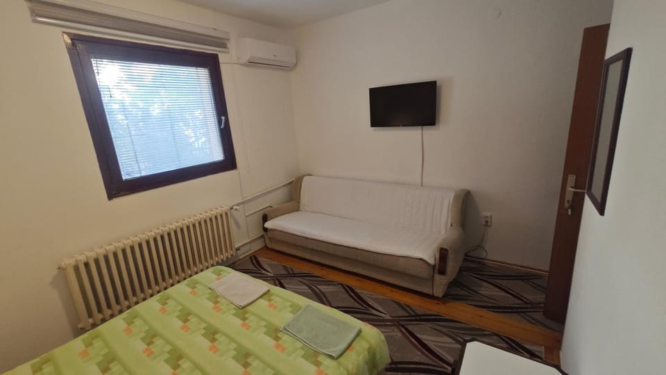 Bed, TV and multimedia, Seating area