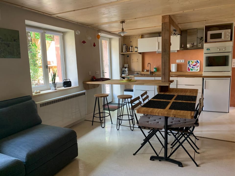 Kitchen or kitchenette, Lounge or bar