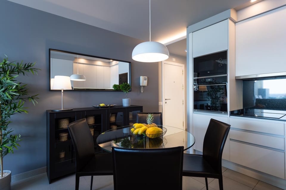 Kitchen or kitchenette, Dining area