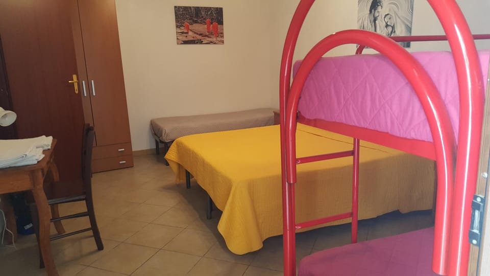 Bed, Photo of the whole room, bunk bed