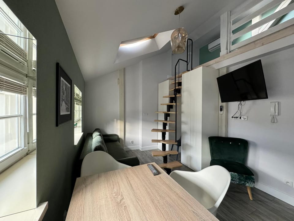 TV and multimedia, Living room, Seating area, Dining area