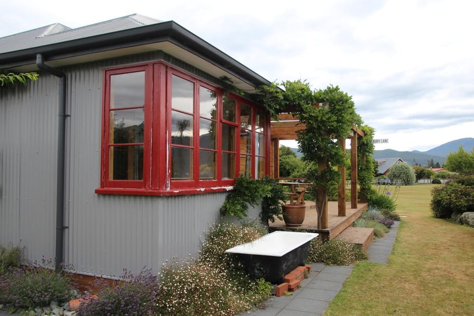 Batch with a View House in Te Anau