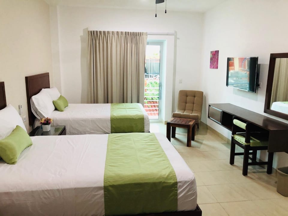 TV and multimedia, Living room, Photo of the whole room, Seating area, Bedroom