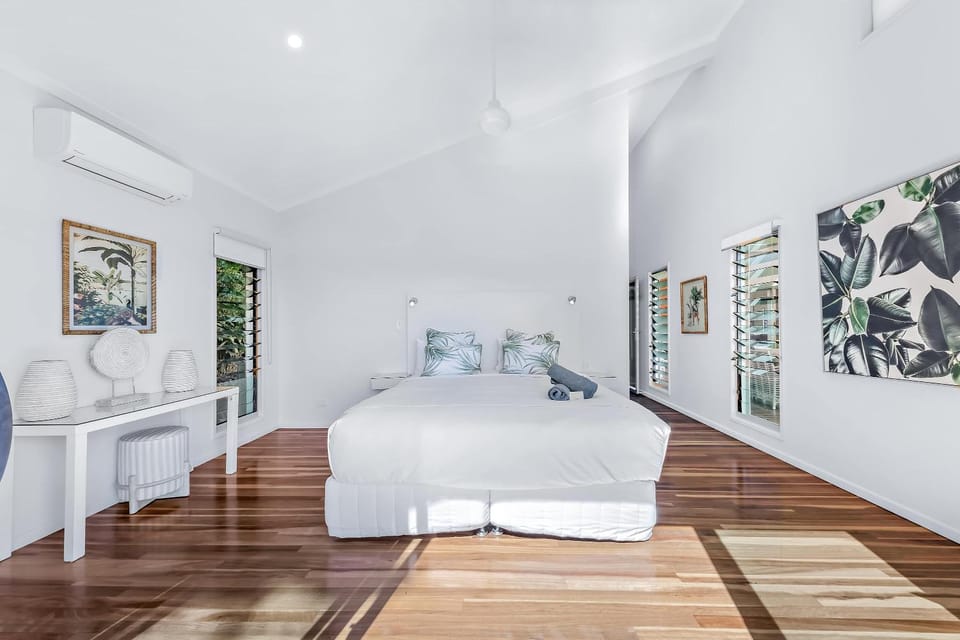 Bed, Seating area, Bedroom, air conditioner
