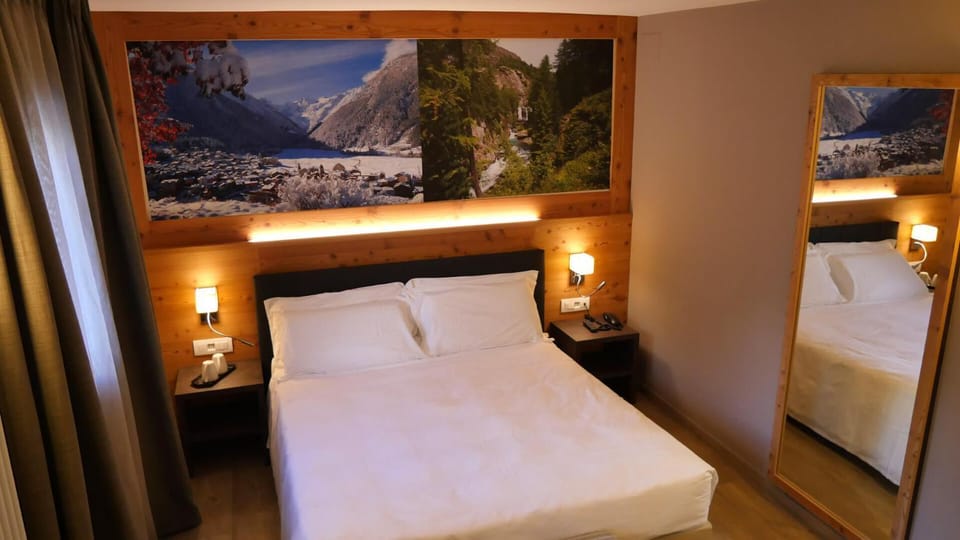 Bed, Bedroom, Mountain view
