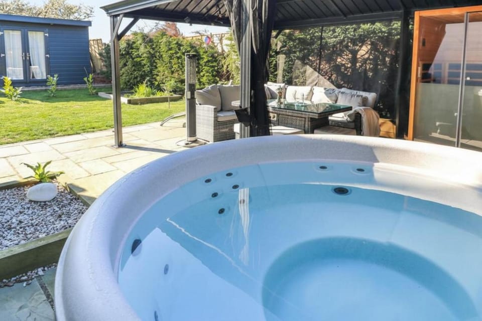 Pet Friendly Home in Chelmsford-Hot Tub-Sleeps 6 House in Maldon District