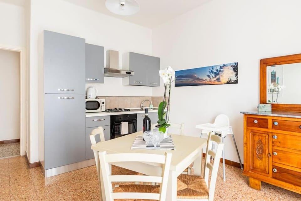 Kitchen or kitchenette, minibar, stove