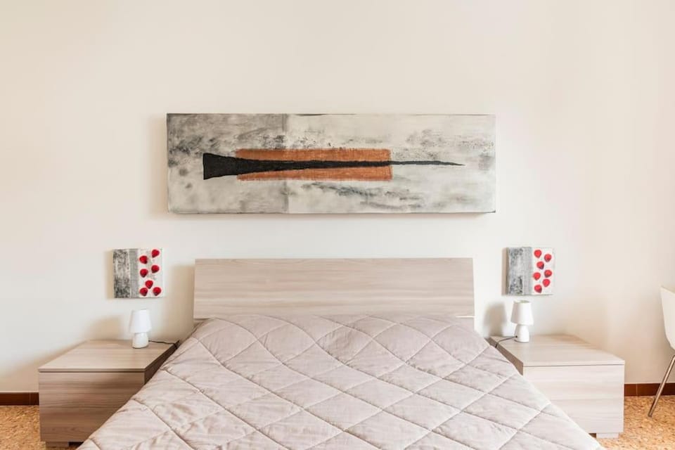 Bed, Photo of the whole room, Decorative detail, Bedroom