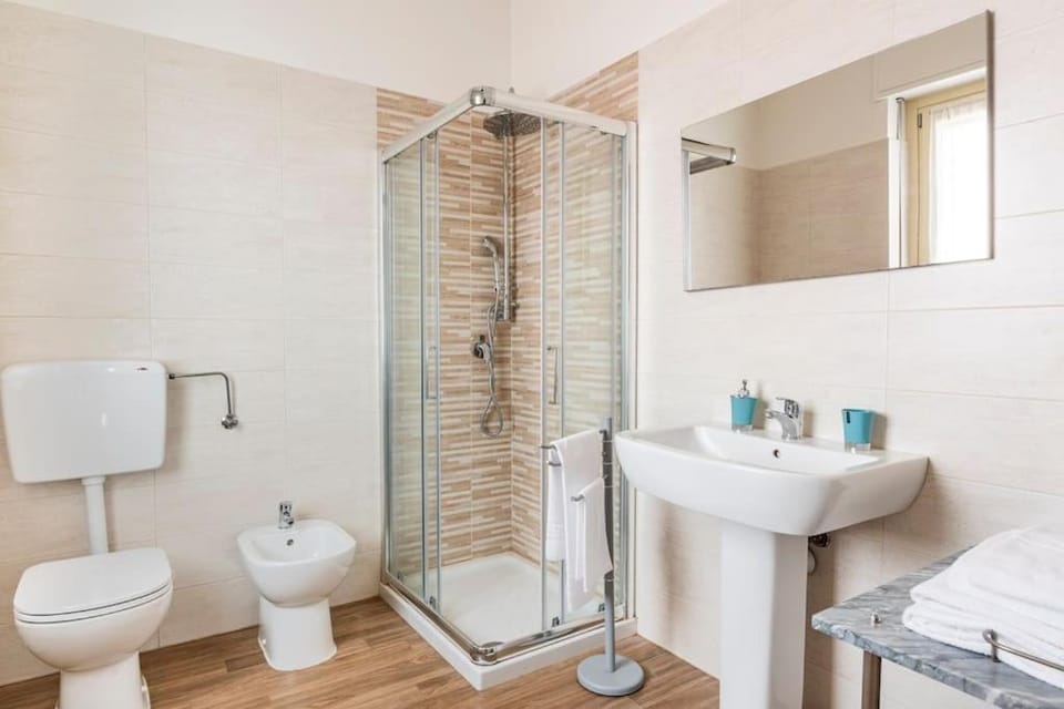 Shower, Toilet, Bathroom, bidet, towels