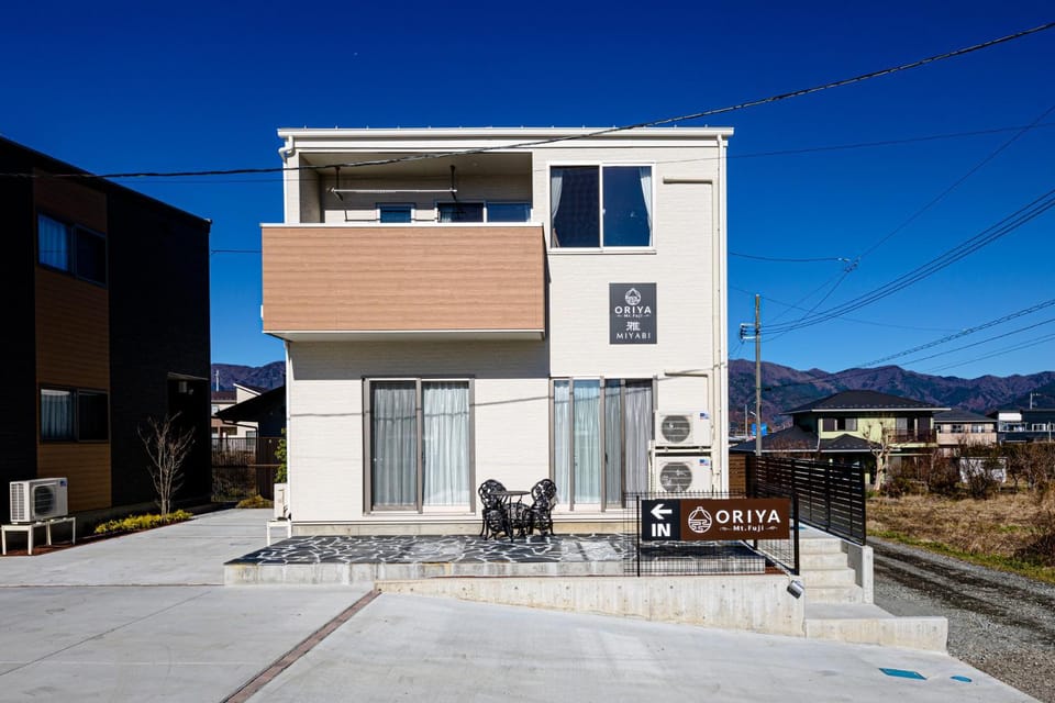 Property building, Day, Natural landscape, View (from property/room), Balcony/Terrace, Mountain view, Parking