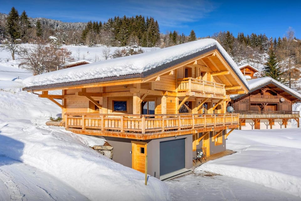 Property building, Day, Natural landscape, Winter, Mountain view