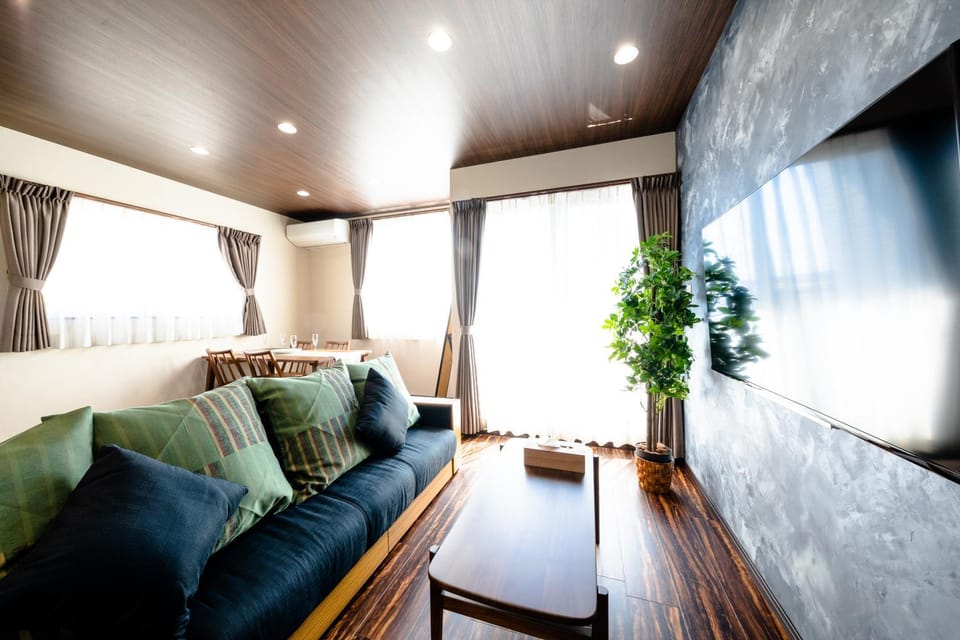 TV and multimedia, Living room, Lounge or bar, Seating area, air conditioner