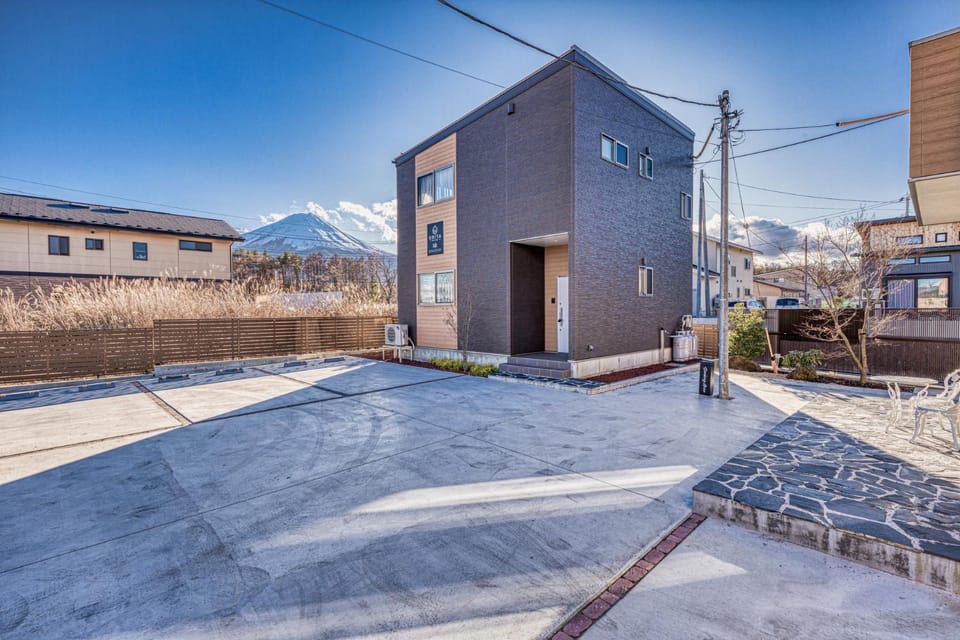 Property building, Natural landscape, Parking