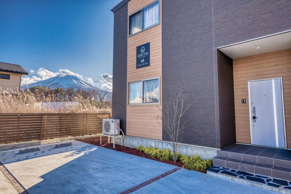 Property building, Day, Natural landscape, Mountain view, Parking