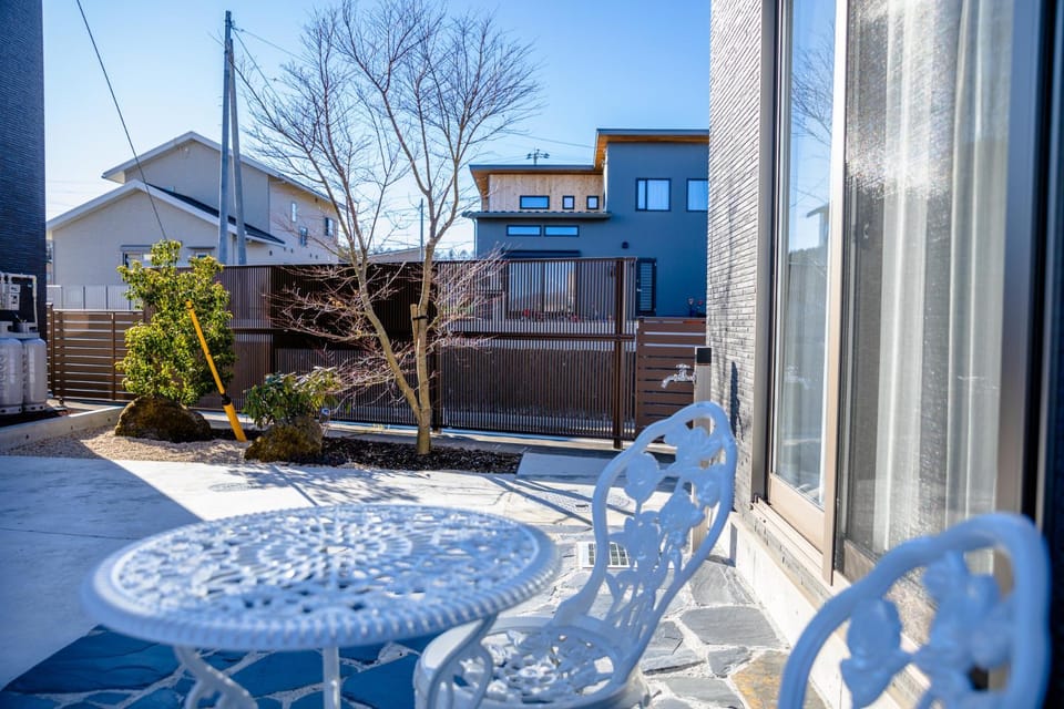 Day, Neighbourhood, Seating area, Parking