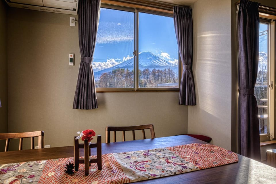 Natural landscape, Photo of the whole room, Dining area, Mountain view
