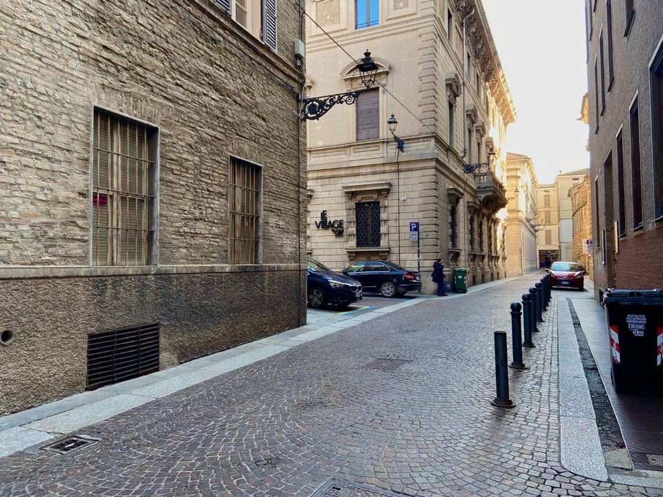 Day, Neighbourhood, City view, Street view, Location