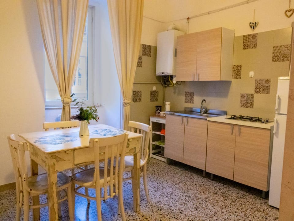 Kitchen or kitchenette, Dining area