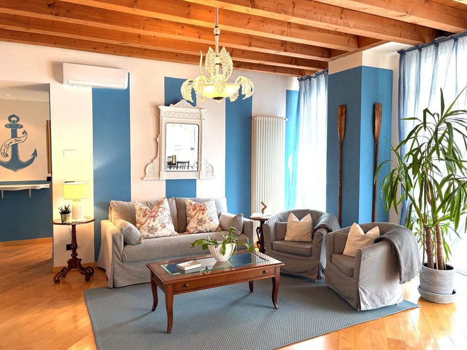 Living room, Decorative detail, Seating area