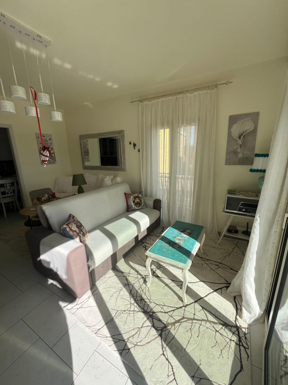 Living room, Photo of the whole room