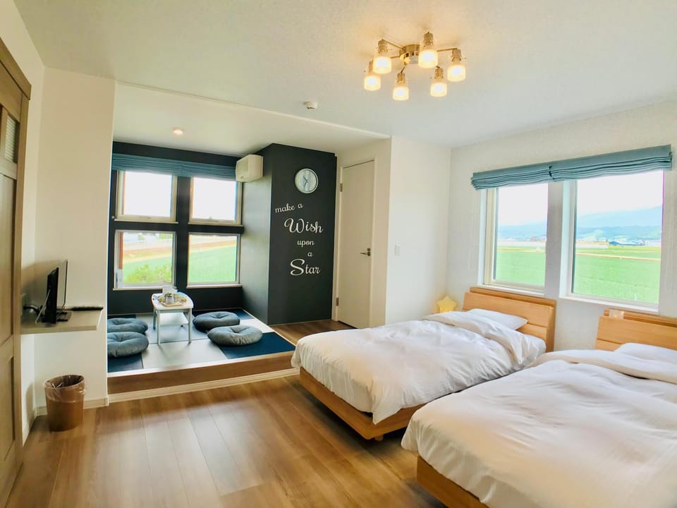 Bed, Natural landscape, Photo of the whole room, Bedroom, Mountain view