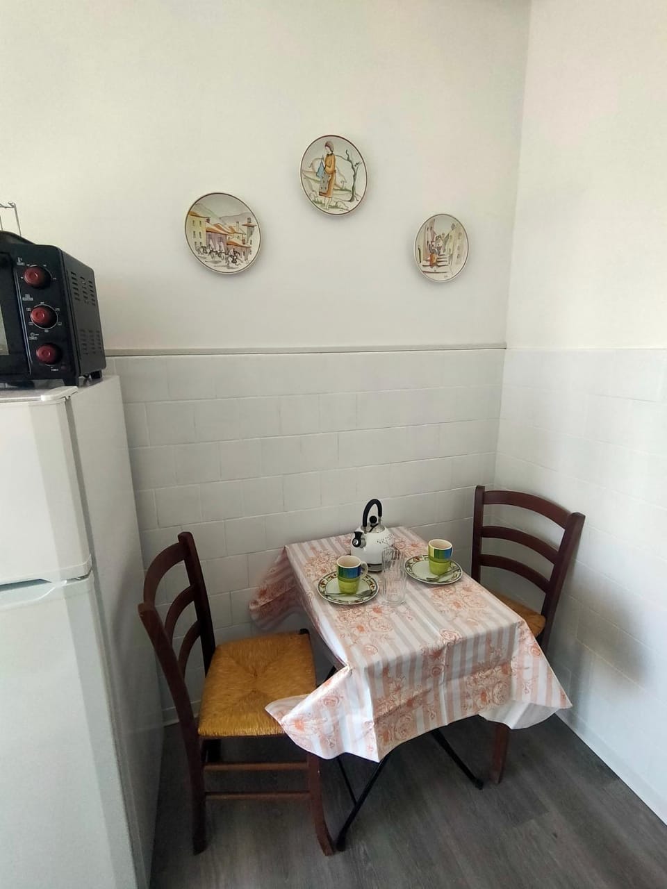 Coffee/tea facilities, Kitchen or kitchenette, Seating area, Dining area