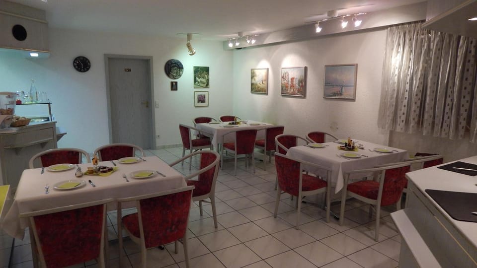 Seating area, Breakfast