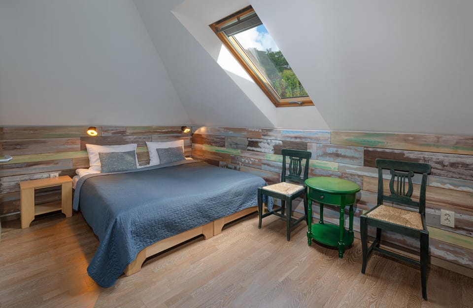 Photo of the whole room, Bedroom, Garden view