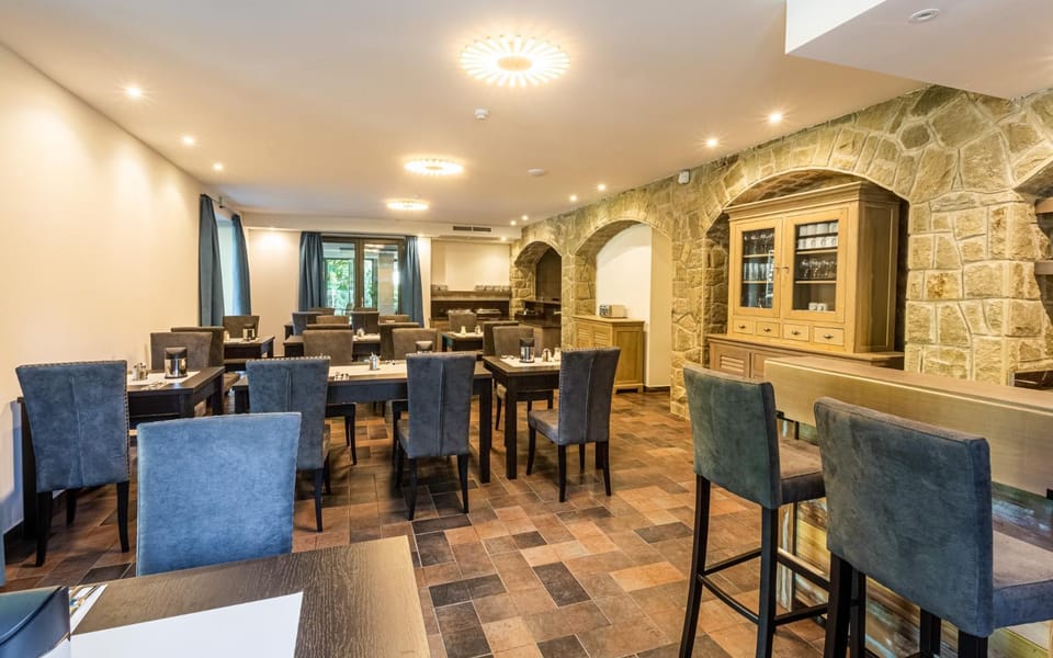 Restaurant/places to eat, Lounge or bar
