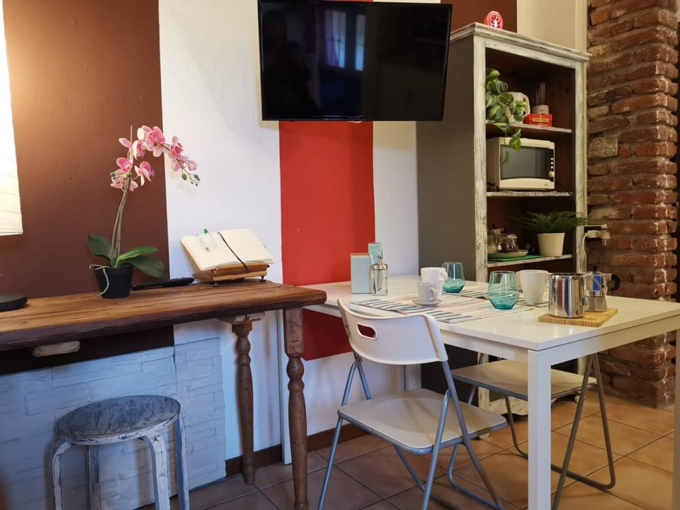 Coffee/tea facilities, Kitchen or kitchenette, Seating area