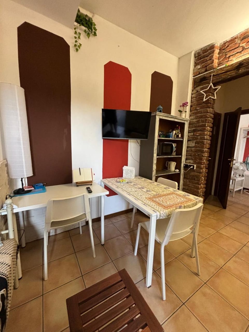 TV and multimedia, Kitchen or kitchenette, Living room, Seating area, Dining area