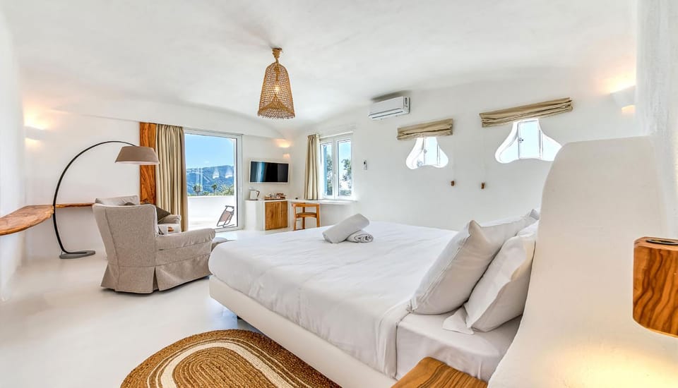 Bed, TV and multimedia, View (from property/room), Photo of the whole room, Bedroom, towels, wedding
