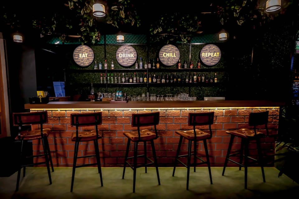 Restaurant/places to eat, Lounge or bar