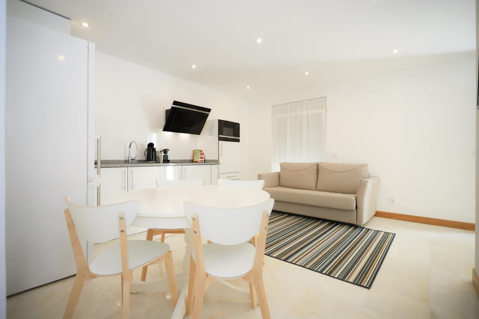 Coffee/tea facilities, Kitchen or kitchenette, Living room, Dining area