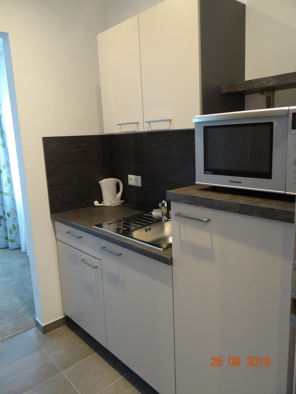 Coffee/tea facilities, Kitchen or kitchenette, microwave, stove, toaster, kitchen