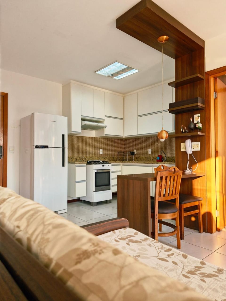 Coffee/tea facilities, Kitchen or kitchenette, Dining area, stove