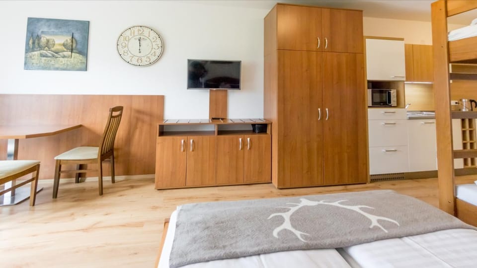 TV and multimedia, Living room, Photo of the whole room, wardrobe