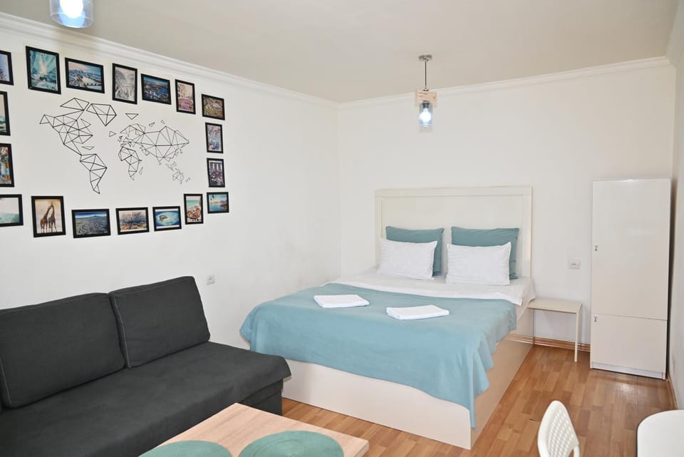 Bed, Photo of the whole room, Seating area