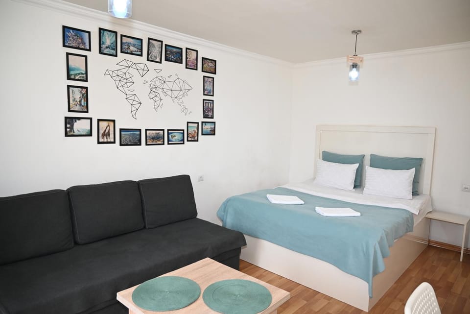 Bed, Photo of the whole room, Seating area