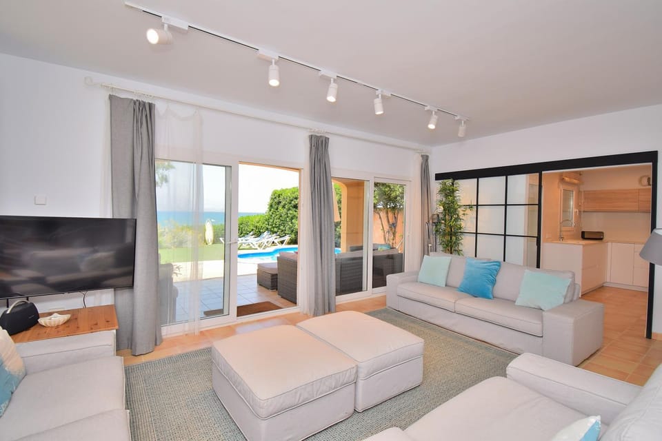 Communal lounge/ TV room, TV and multimedia, Living room, Photo of the whole room, Seating area, Sea view