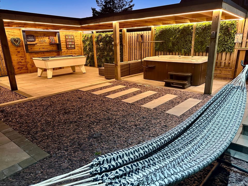 Hazells Lodge Farm Stay Sleeps 2 Undercover Hottub and Pool Table Chalet in Scotland