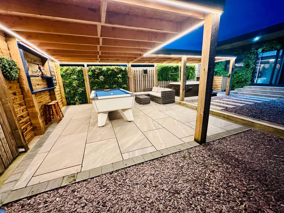 Hazells Lodge Farm Stay Sleeps 2 Undercover Hottub and Pool Table Chalet in Scotland