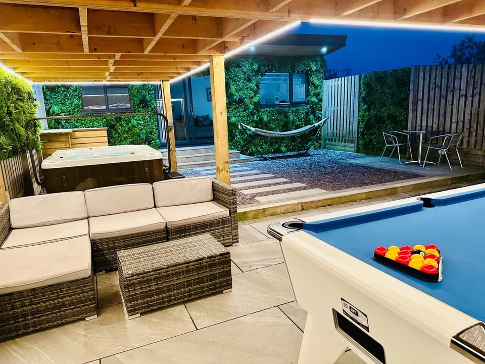 Hazells Lodge Farm Stay Sleeps 2 Undercover Hottub and Pool Table Chalet in Scotland