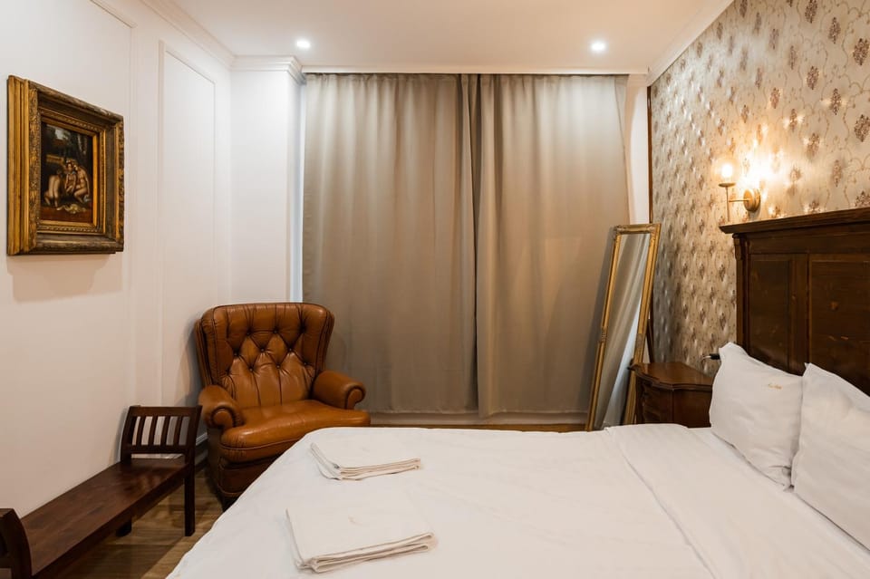Photo of the whole room, Seating area, Bedroom