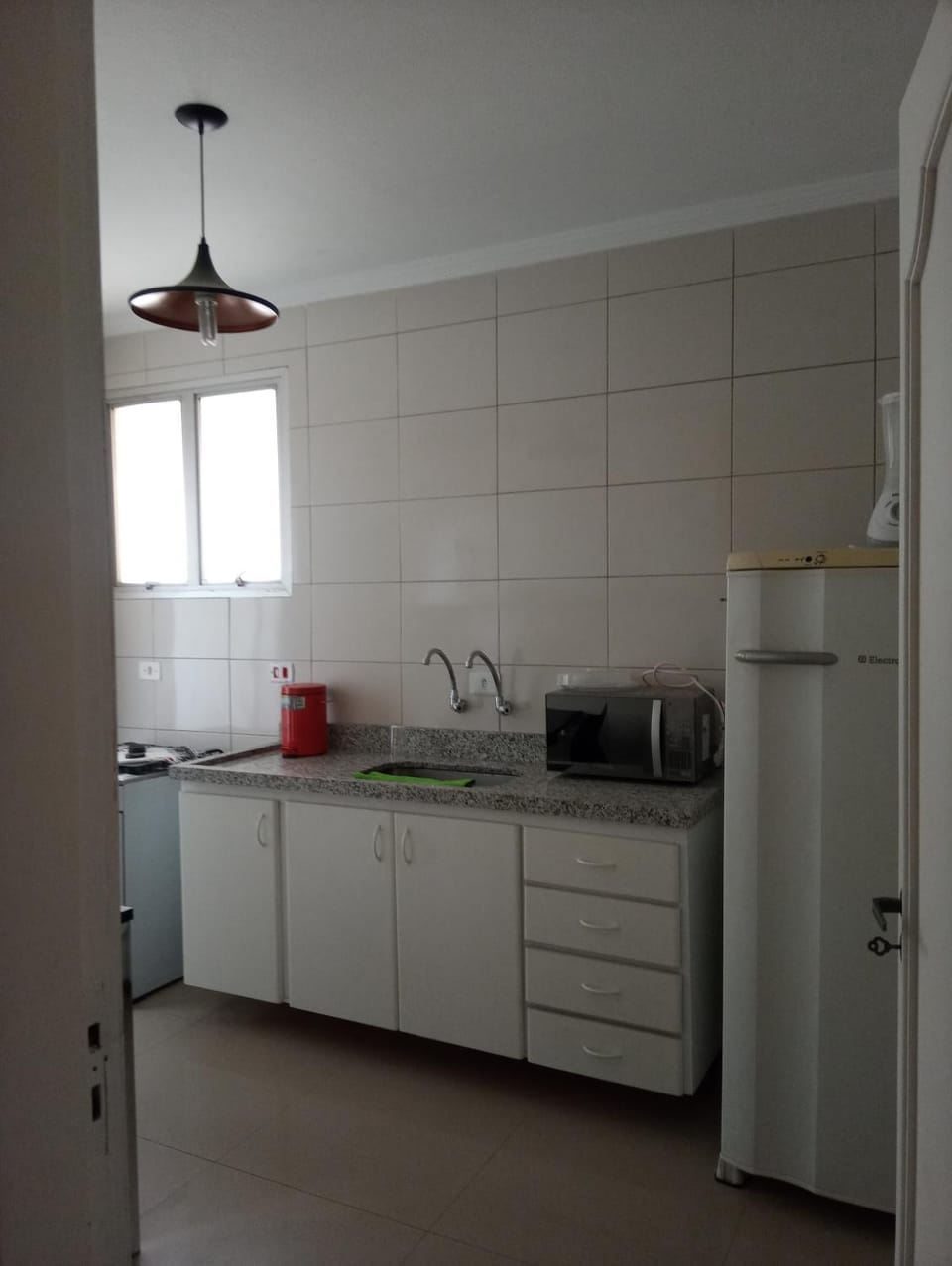 Kitchen or kitchenette, minibar, stove